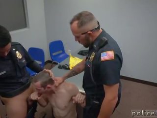 Прецака полиция офицер шоу гей първи време