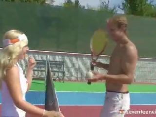 Blondinė tenisas meilužė