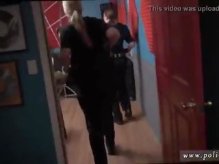 Geismas kinas milf žalias video captures policija dulkintis a deadbeat tėtis.