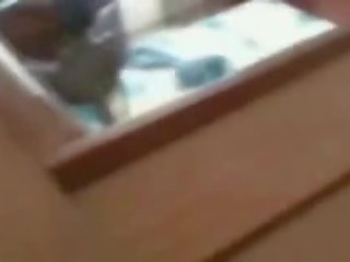 Groovy negresa papusa prins masturband-se de o fereastră peeper