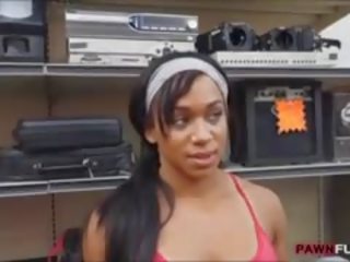 Perempuan hitam gim jurulatih fucked oleh keberahian pawn lelaki di yang pawnshop