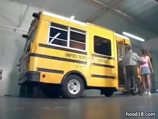 Melnas mazulīte jāšanās par the skola autobuss
