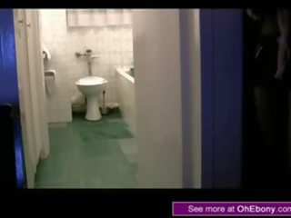 Hitam warga afrika pengiring jalan gadis fucked berdiri dalam bilik mandi dengan bodoh pancutan air mani